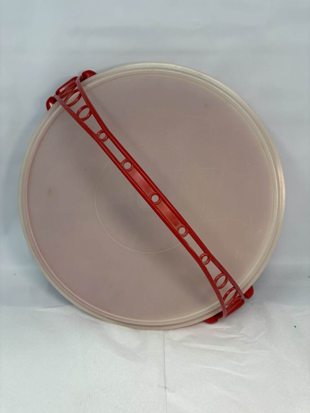 RED Tupperware Round 405-1 Cupcake Pie Veggie Apps Carrier/Keeper With handle.